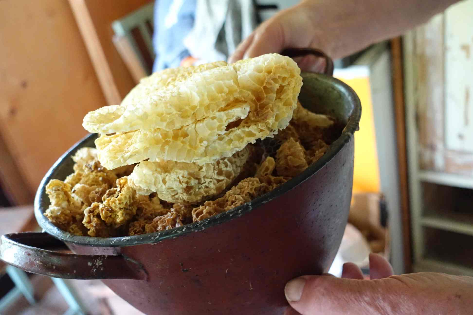 Schmelztiegel mit leeren Bienenwaben