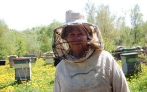 Ulla Lachauer in Imkerkleidung in Trakehnen